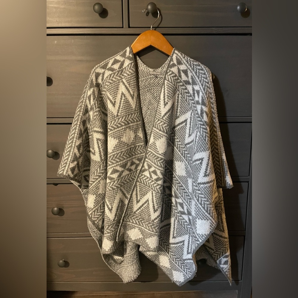 Charlotte Russe Gray and White Aztec Blanket Cardigan Sweater